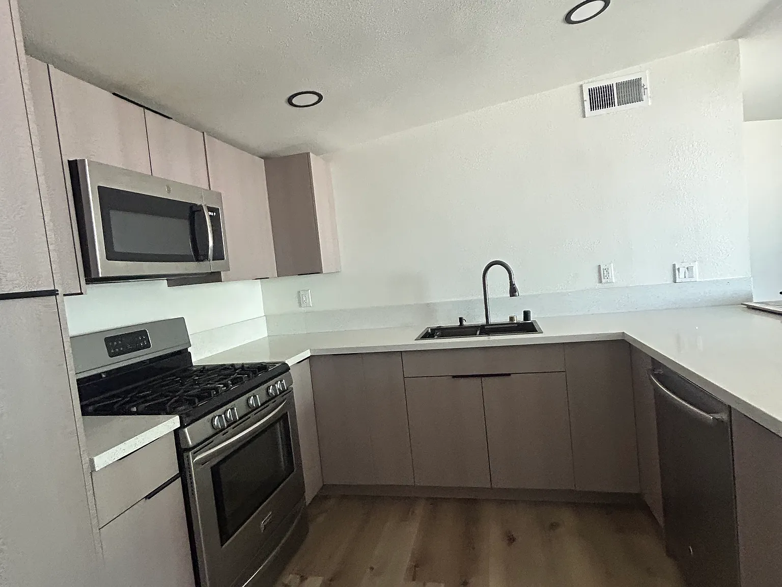 2 bed, 1120 sqft, $1,800 — Photo 1