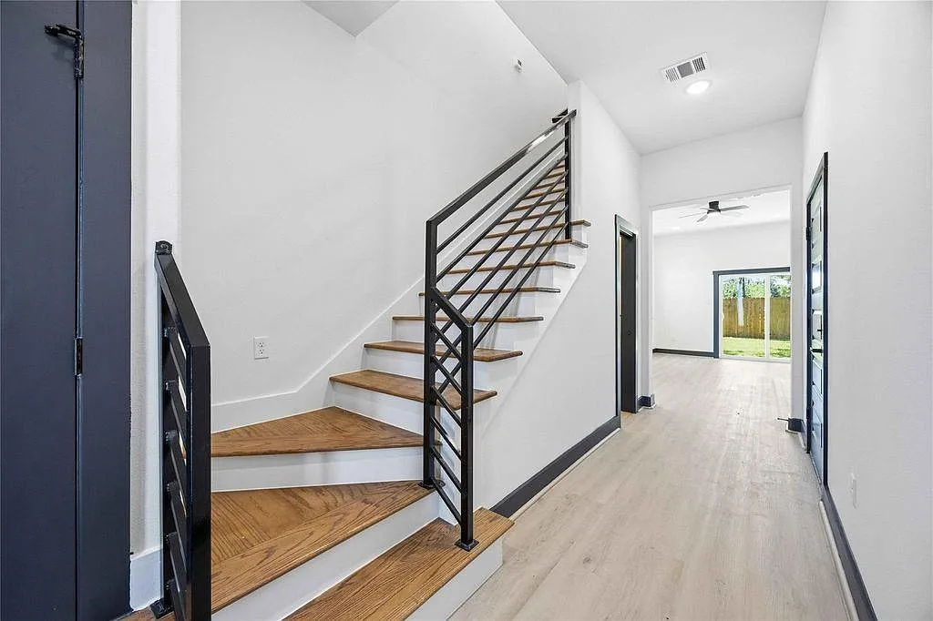 4 bed, 2.5 bath, $2,375 — Photo 4
