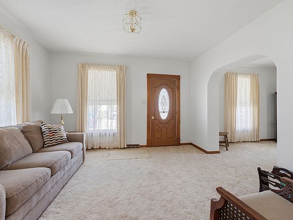 4th image of 307 Pond St