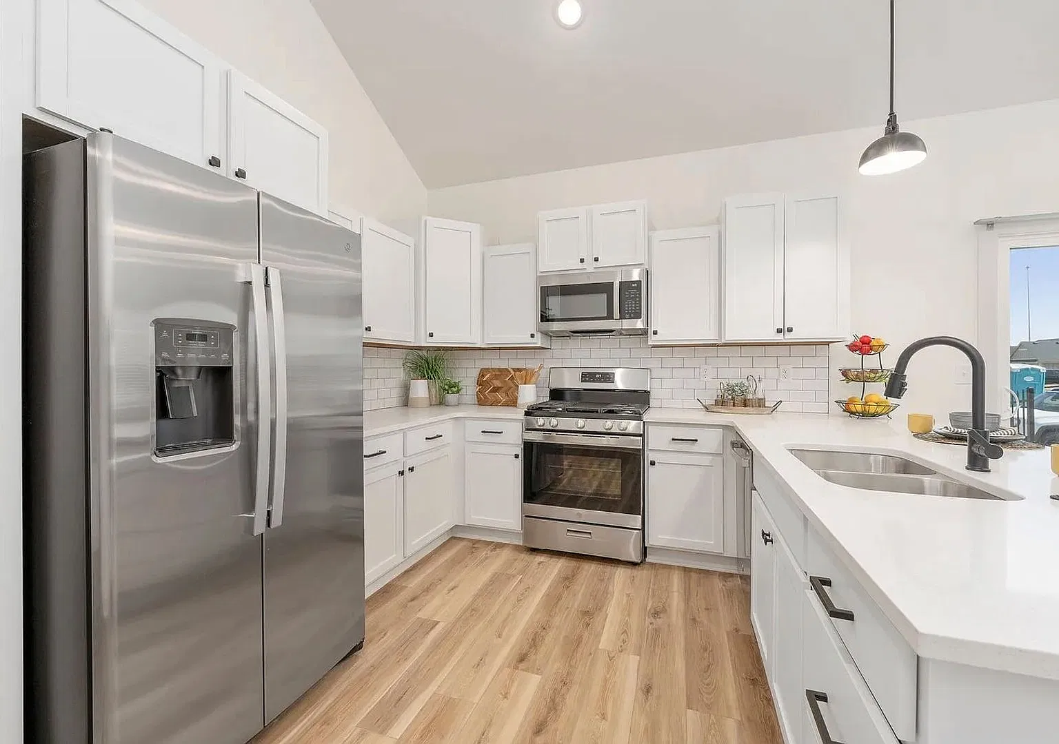 Gorgeous 3 Bedroom Townhome! 6 Month Lease Term Available!! — Photo 2