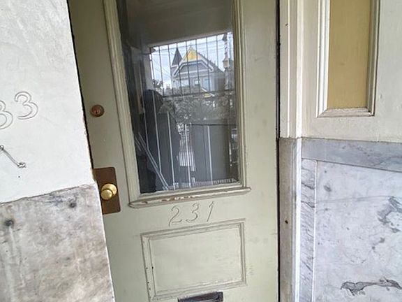 3rd image of 231-235 Ashbury St #231