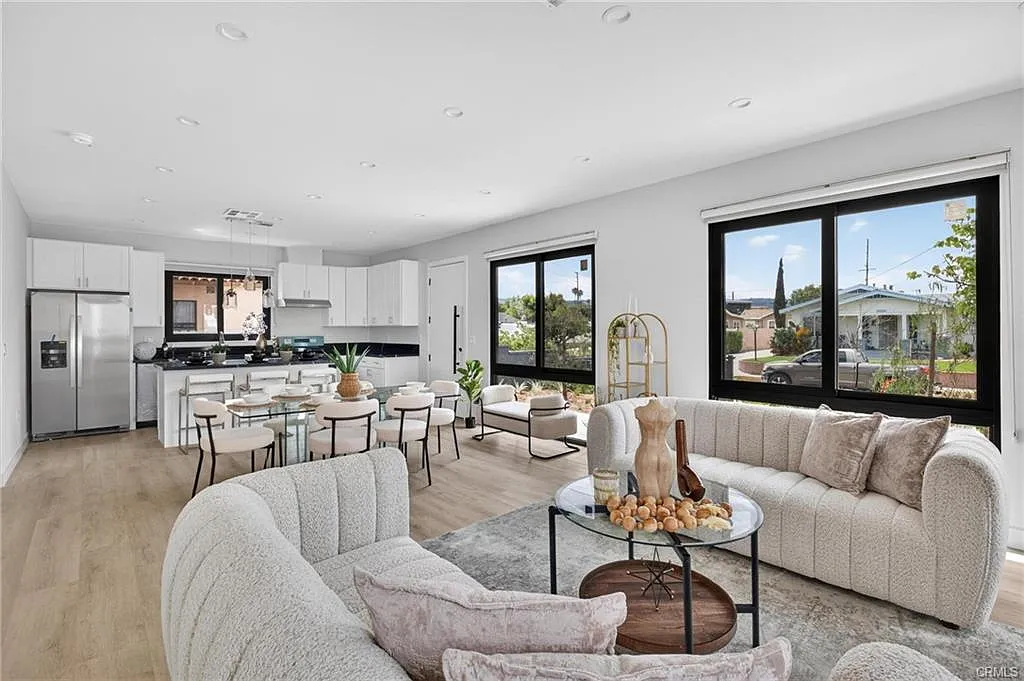 2 bed, 900 sqft, $3,300 — Photo 4