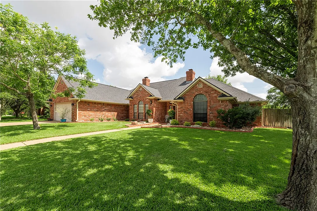 4 bed, 2717 sqft, $2,500 — Photo 3