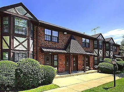 Fairfield Tudor At North Babylon — Photo 33