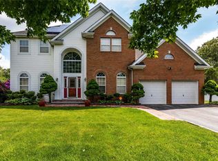 5 Delea Ct, Huntington, NY 11743