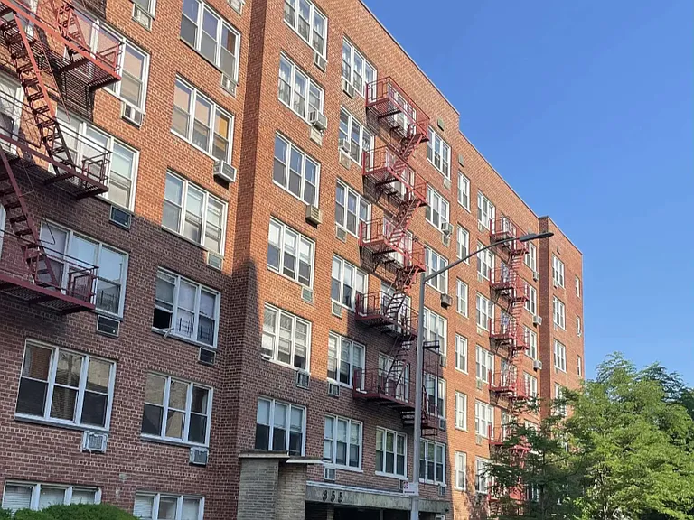 855 E 7th St #3A — Photo 15