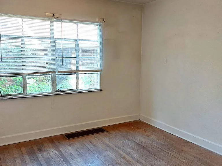 1915 11th Ave — Photo 12