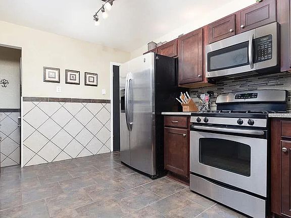 5th image of 10850 Three Court Dr