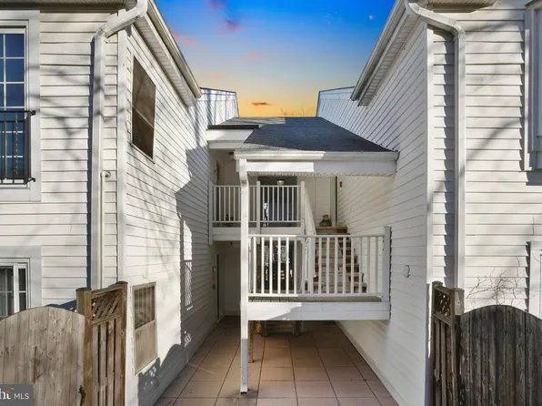 2050 N Calvert St APT 407, Arlington, VA 22201