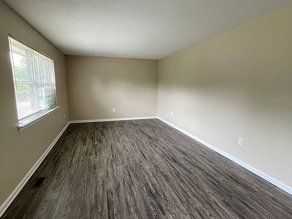 3rd image of 6005 Hillcrest Dr
