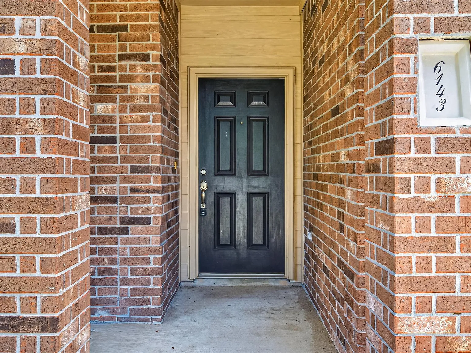 4 bed, 2.5 bath, 2302 sqft, $2,380 — Photo 4
