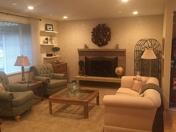 3rd image of 3628 Surrey Dr NE