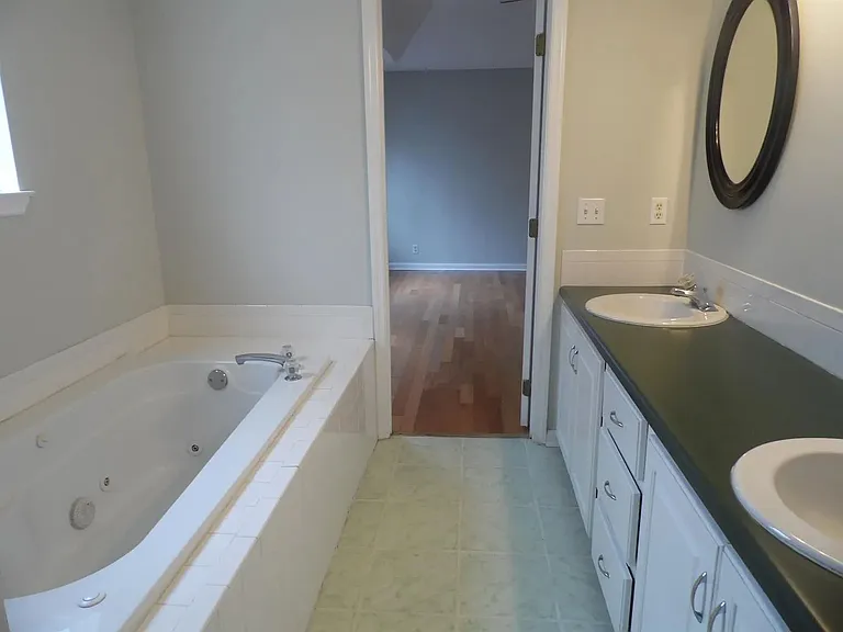147 Royal Dr — Photo 14