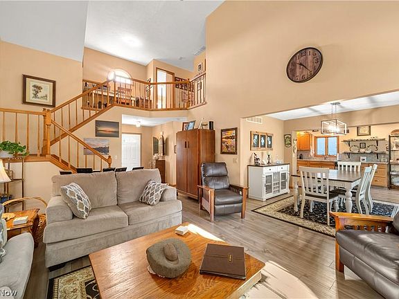 4th image of 894 Bryant Dr