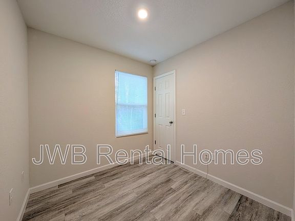 5th image of 1016 Spearing St