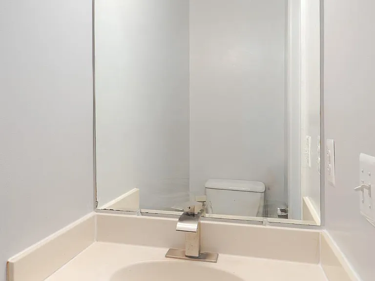 413 Lakeview Ct — Photo 20