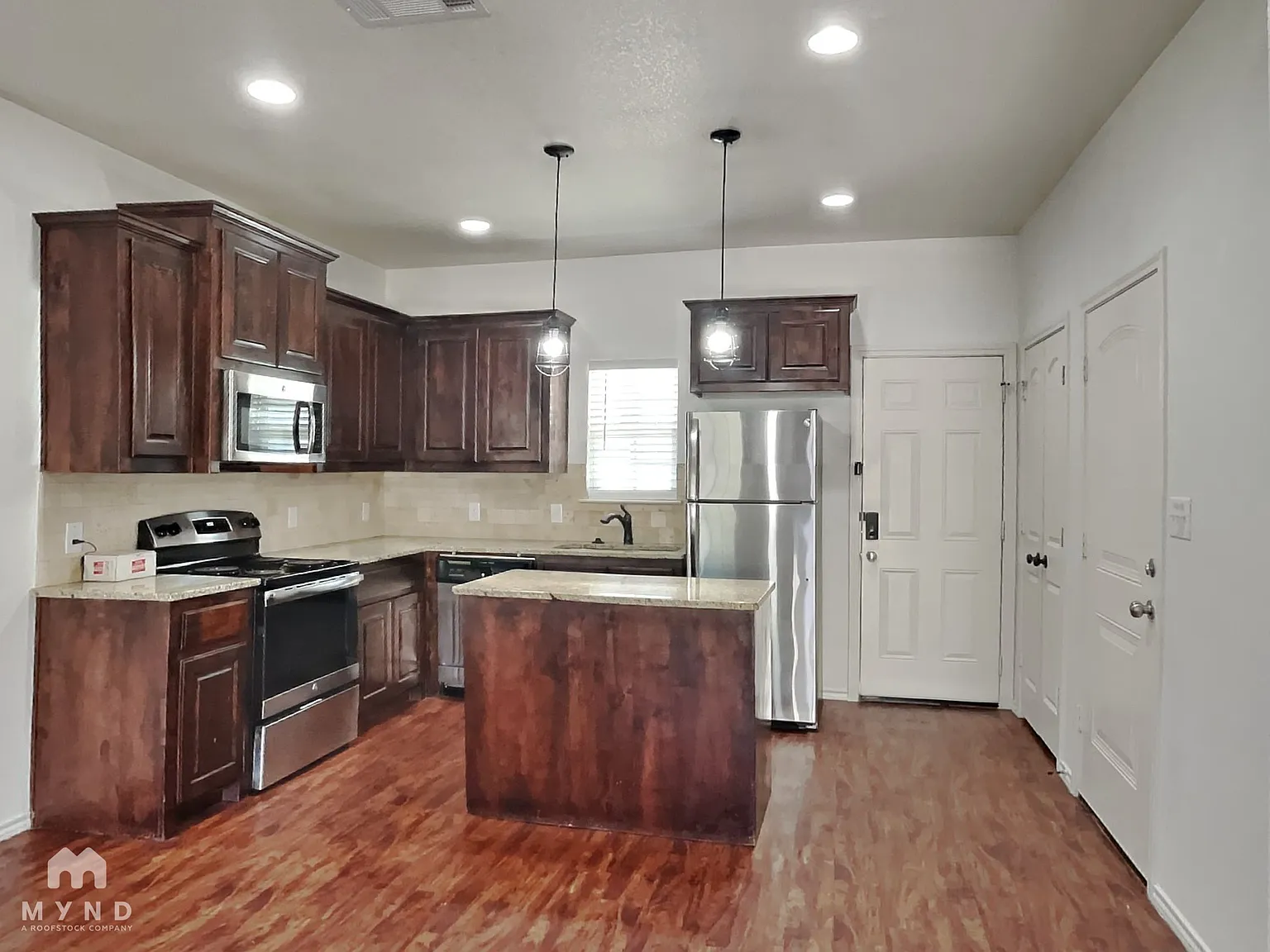 3 bed, 2.5 bath, 1604 sqft, $1,699 — Photo 3