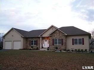 527 Twin Ponds Rd, Breinigsville, PA 18031