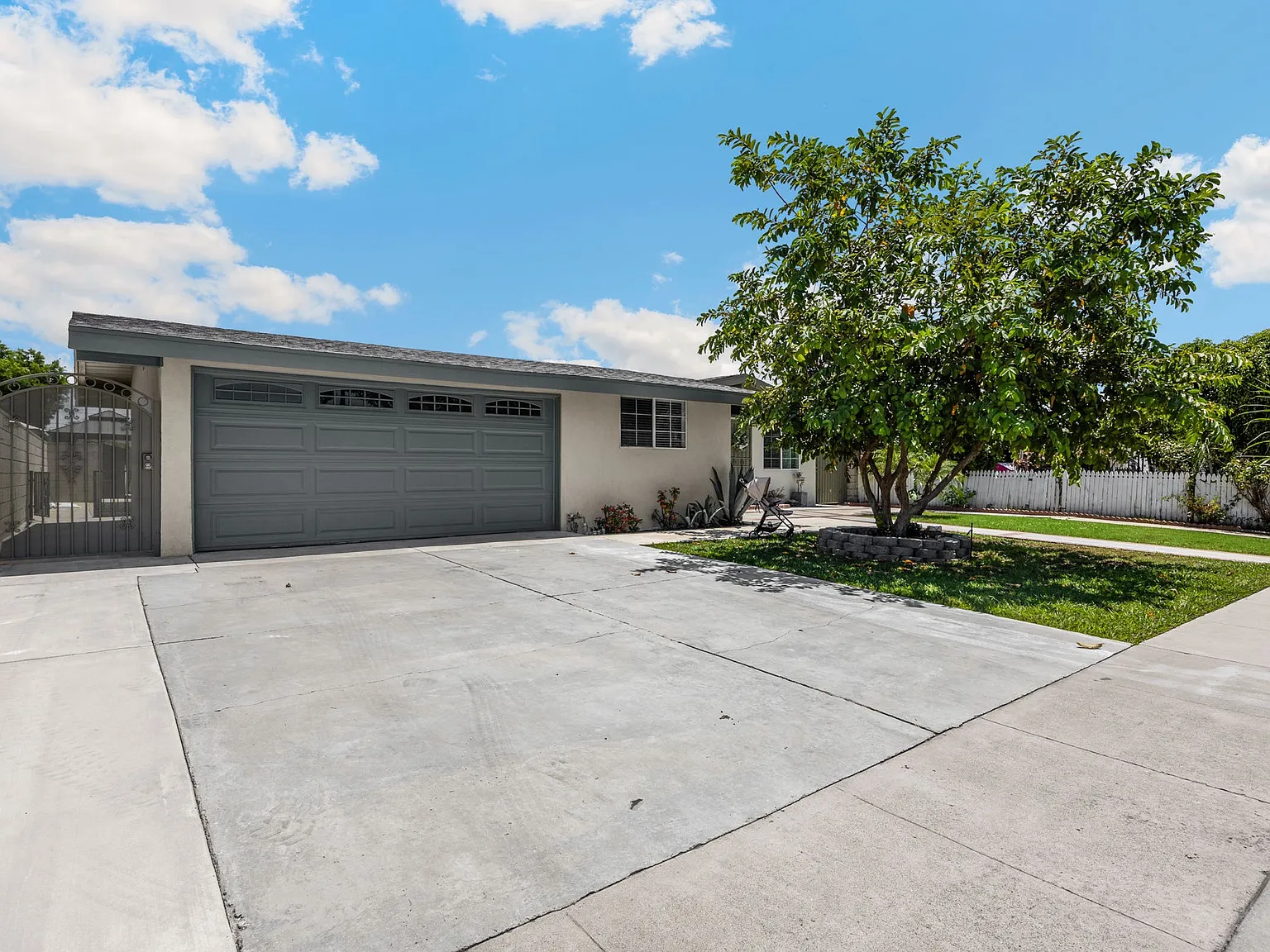 1048 N Hermosa Dr — Photo 2