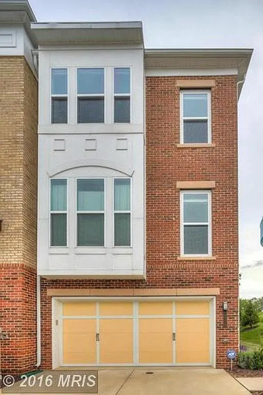3 bed, 3.5 bath, 2540 sqft, $3,399 — Photo 1