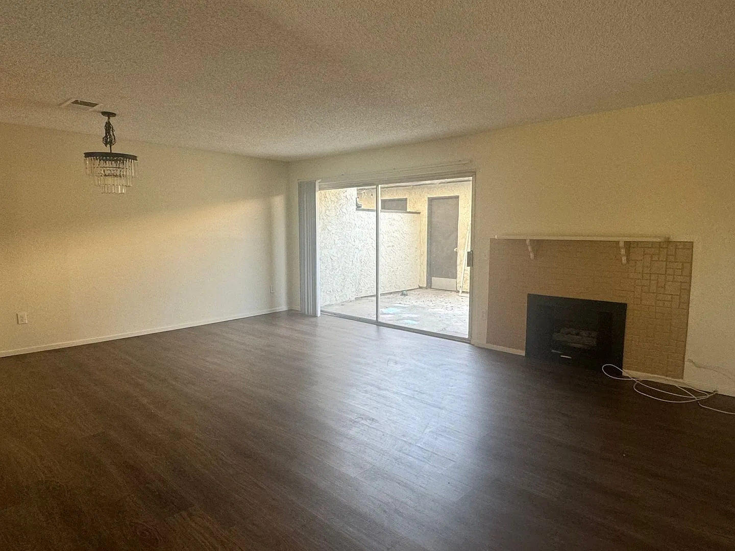 3 bedroom 2 bathroom Condo in Riverside — Photo 2
