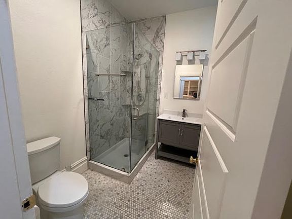 5th image of 923 Scott St