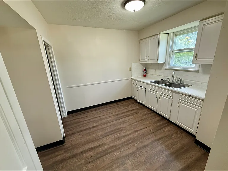 1215 Pondview Ave — Photo 5