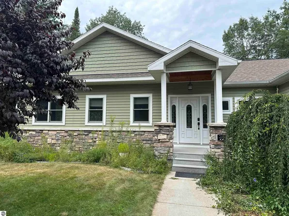 5604 Aarwood Rd NW, Rapid City, MI 49676