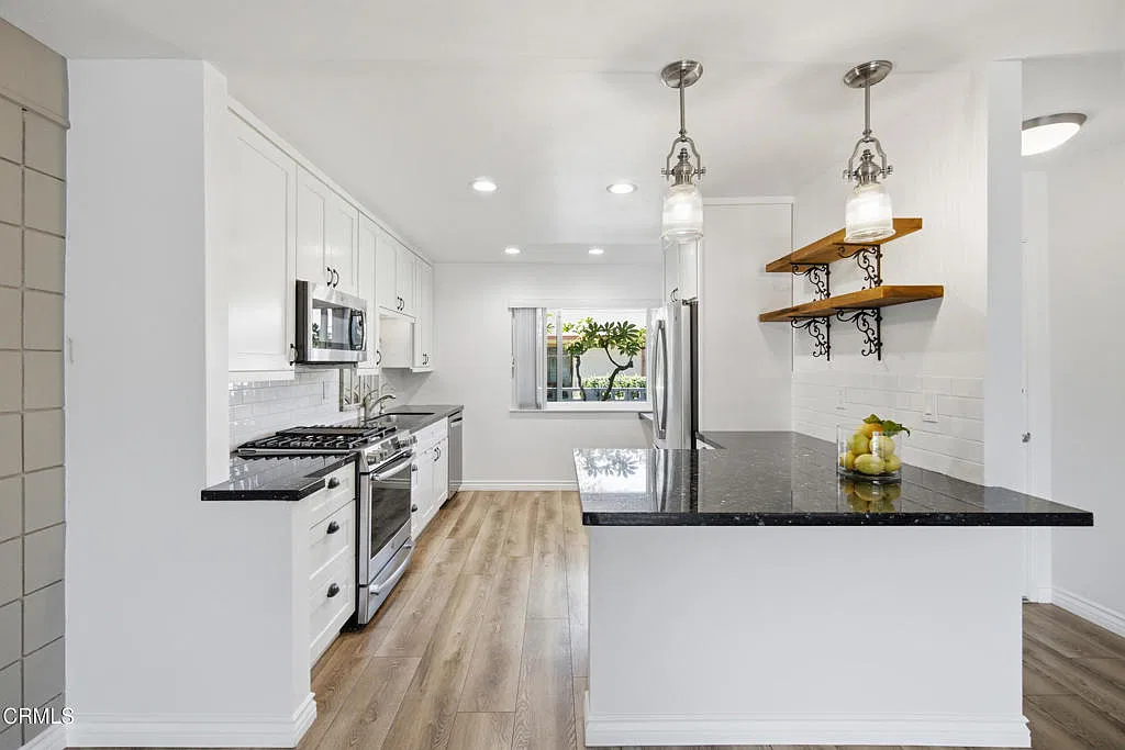 3 bed, 1245 sqft, $3,100 — Photo 2