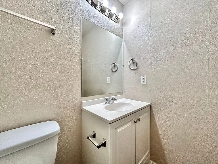 7111 E Highway 290 #D — Photo 17