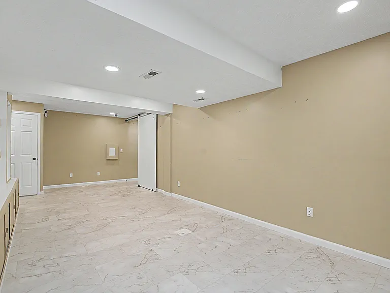 7973 Seabury Ct — Photo 37
