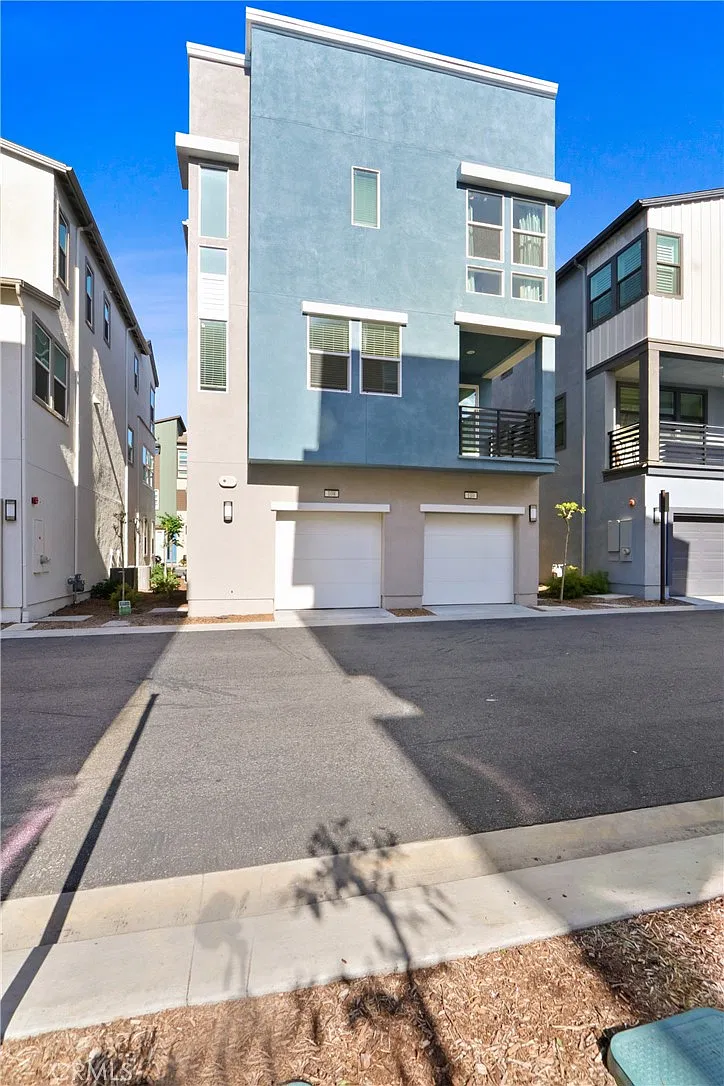 2 bed, 2.5 bath, 1320 sqft, $4,000 — Photo 3
