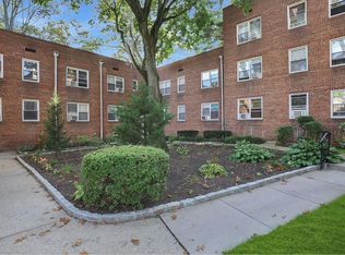 1 Edwards St APT 1B, Roslyn Heights, NY 11577