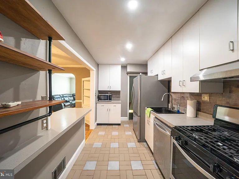 705 Eastshire Dr — Photo 24