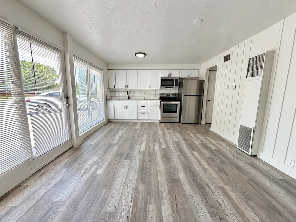 951 N Redwood Rd #5
