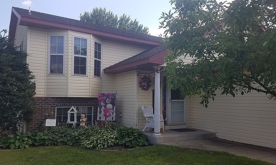 1st image of 713 Beaver St E