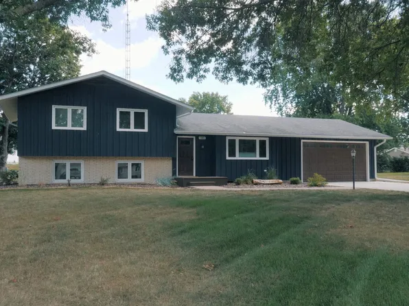 3003 Clark St, Charles City, IA 50616