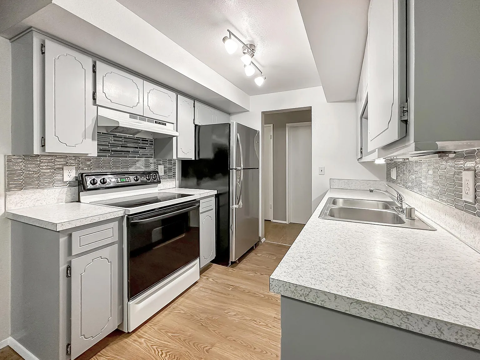 2 bed, 1.5 bath, 1116 sqft, $2,222 — Photo 3