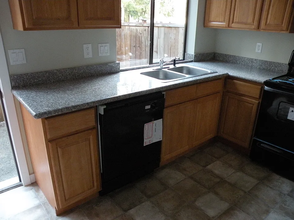 Granite counter tops, dishwasher