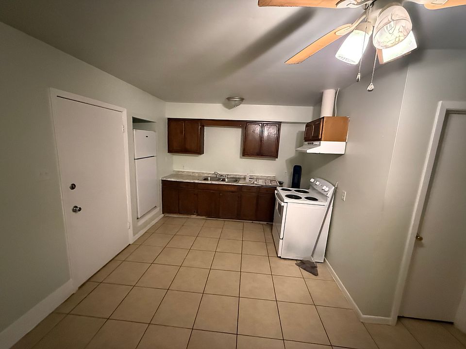 1st image of 829 Oak St #A