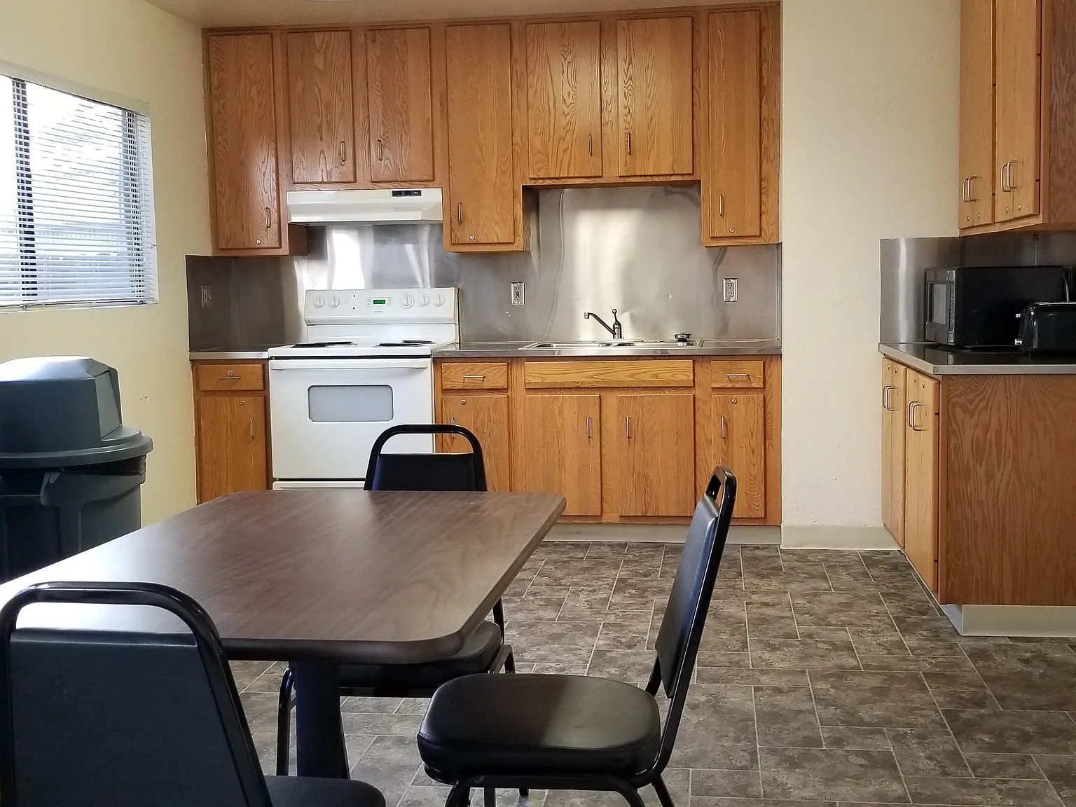 12 bed, 4000 sqft, $725 — Photo 3