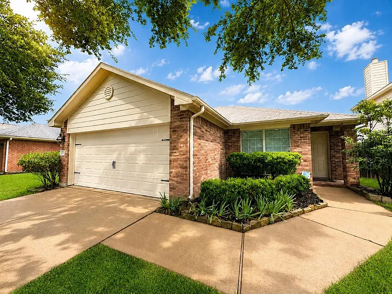 1823 Strongs Ct — Photo 1
