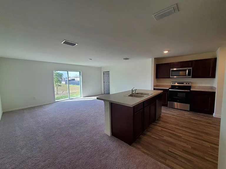 2824 NE 3rd Ave — Photo 2