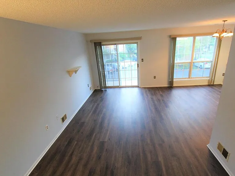 46 Versailles Ct — Photo 8