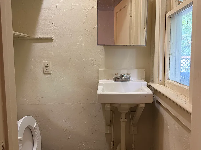 1005 E 6th St — Photo 1