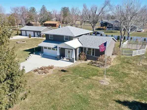 8803 Spring Green Ct, Cedar Rapids, IA 52411