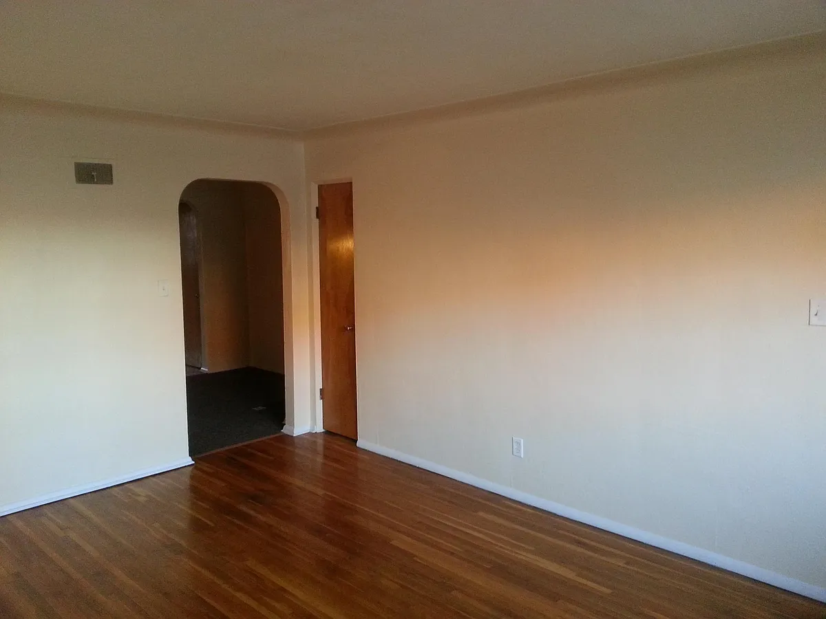 Building Photo - 324 E Dunklin St #2