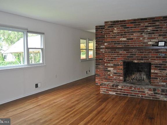2nd image of 33 Bayberry Rd