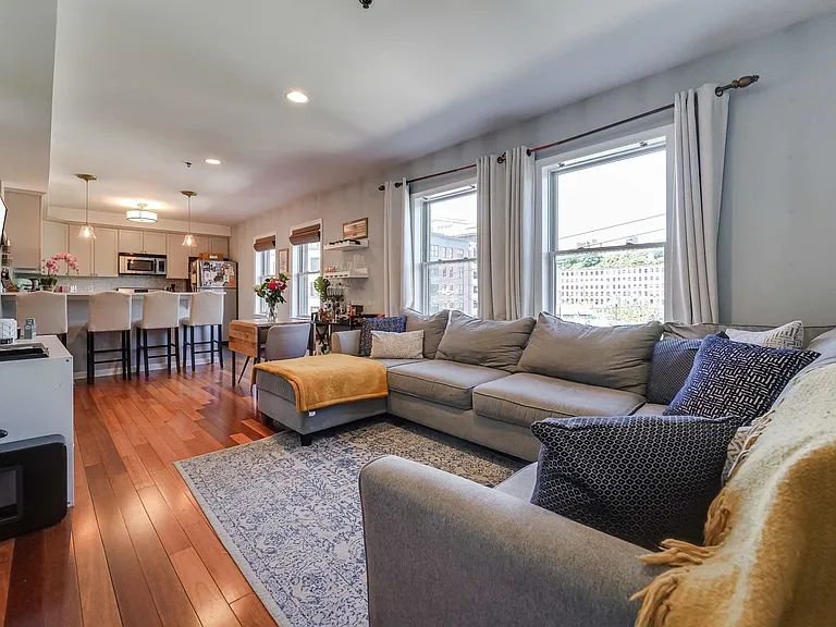 650 2nd St #4G — Photo 3