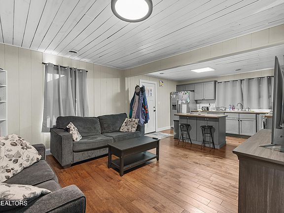 5th image of 1170 Marguerite St